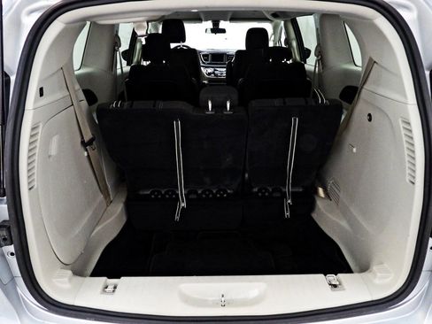 Used 2022 Chrysler Voyager LX FWD image 12
