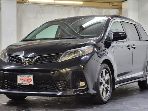 Used 2019 Toyota Sienna SE w/ SE Preferred Package image 11