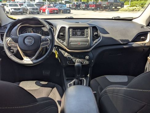 Used 2017 Jeep Cherokee Sport w/ Cold Weather Group FWD image 20