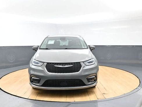 Used 2023 Chrysler Pacifica Touring-L FWD image 4
