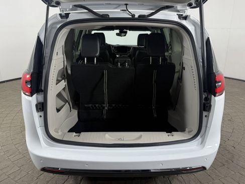 Used 2023 Chrysler Pacifica Touring-L image 7
