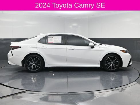 Used 2024 Toyota Camry SE FWD image 4