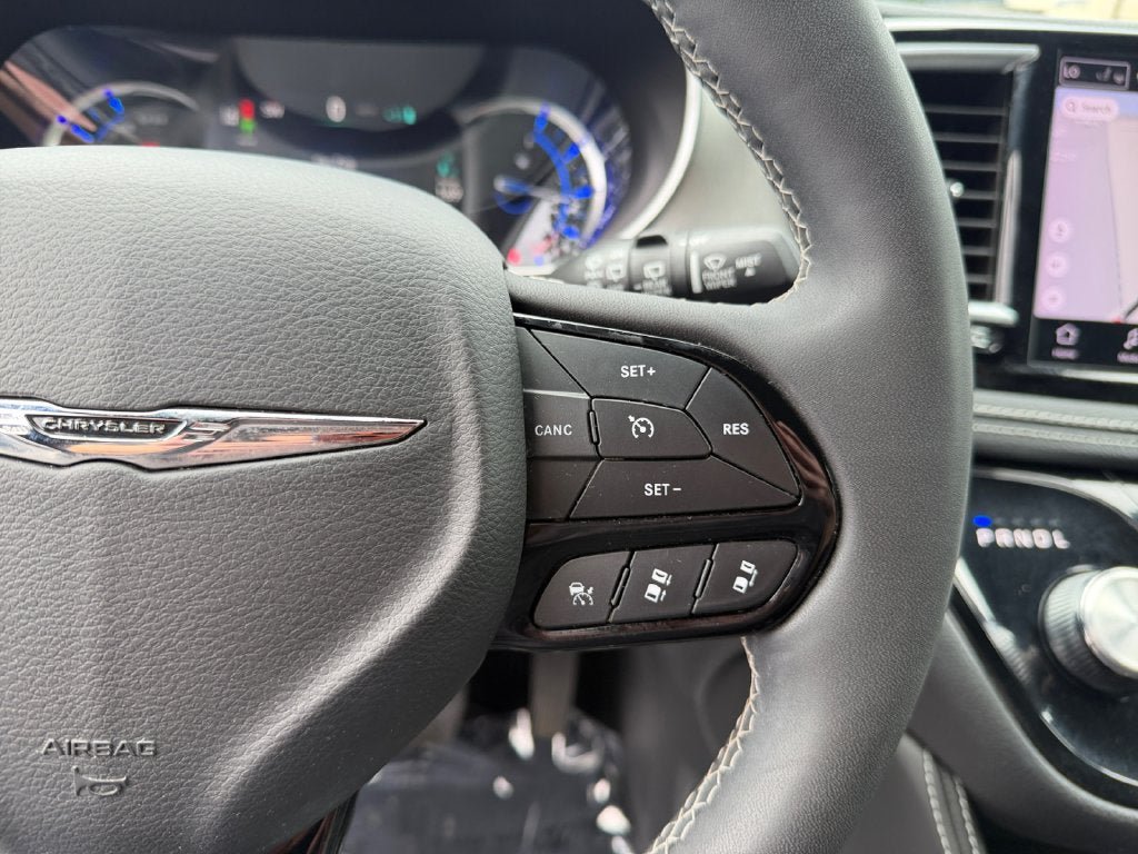 Used 2023 Chrysler Pacifica Limited w/ Uconnect Theater Family Group FWD image 16