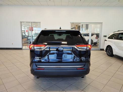 Used 2021 Toyota RAV4 XLE w/ Convenience Package AWD/4WD image 3