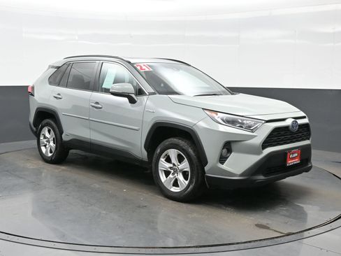Used 2021 Toyota RAV4 XLE w/ Convenience Package image 8