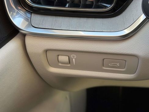 Used 2021 Volvo V60 T5 Cross Country image 23