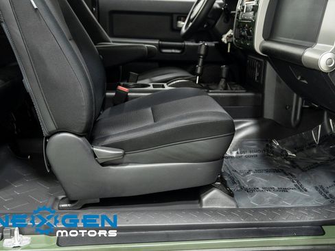 Used 2014 Toyota FJ Cruiser 4WD image 40