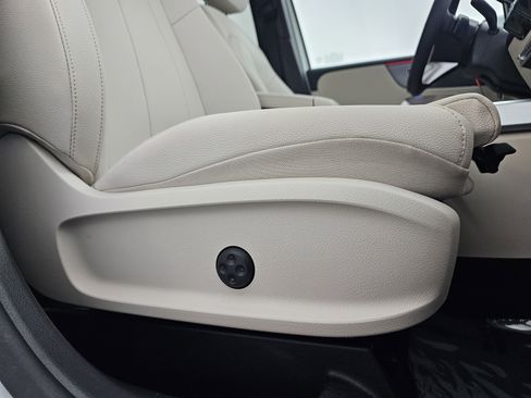 Certified 2025 Mercedes-Benz GLB 250 4MATIC image 16