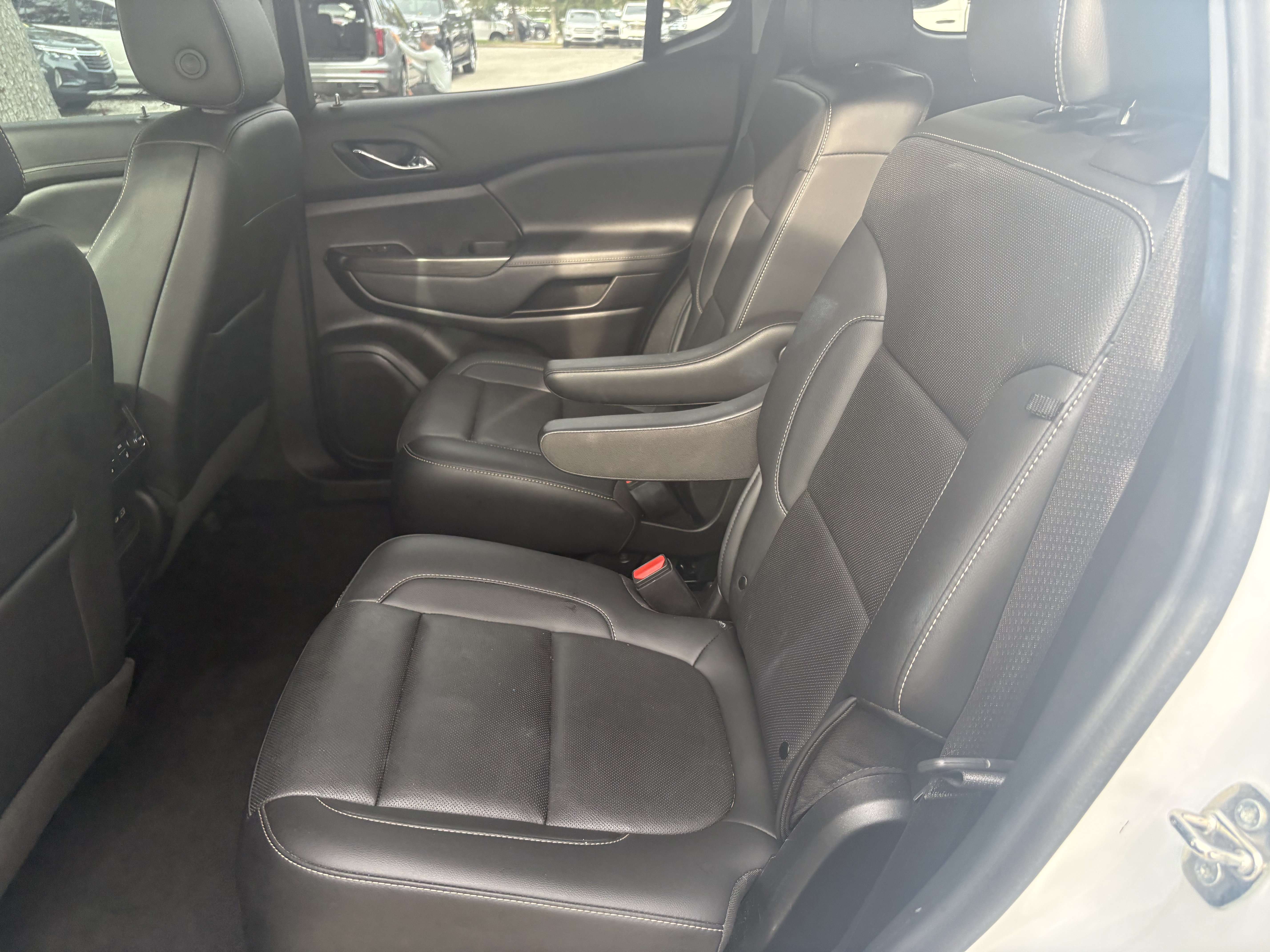 Used 2022 GMC Acadia SLT w/ Technology Package FWD image 9