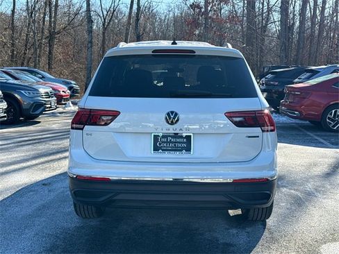 Certified 2023 Volkswagen Tiguan SE image 3