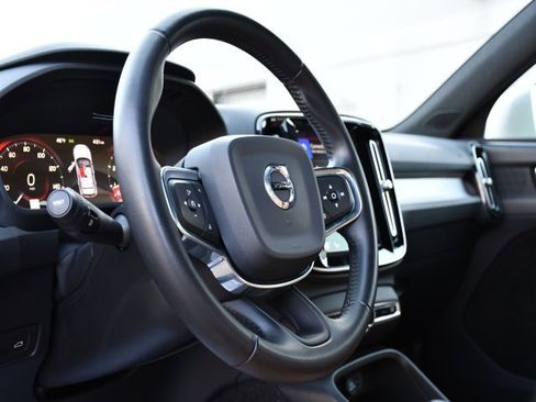 Used 2019 Volvo XC40 T5 Momentum image 12