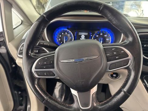 Used 2019 Chrysler Pacifica Touring-L image 31