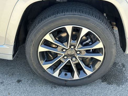 Used 2023 Jeep Grand Cherokee Overland AWD/4WD image 5