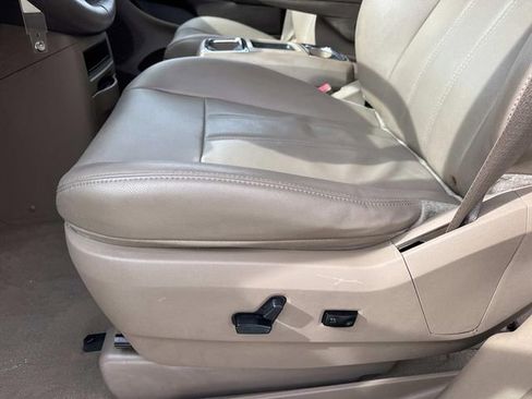Used 2013 Chrysler Town & Country Touring image 17