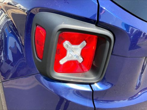 Used 2016 Jeep Renegade Latitude FWD image 29