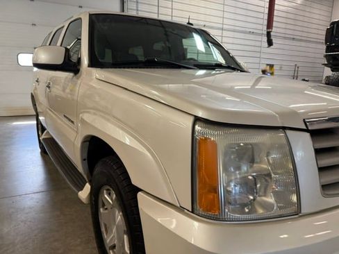 Used 2002 Cadillac Escalade AWD image 3