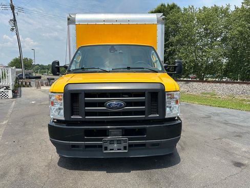 Used 2022 Ford E-350 and Econoline 350 Super Duty RWD image 2
