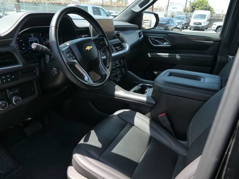 Used 2023 Chevrolet Suburban LT w/ Luxury Package RWD image 11