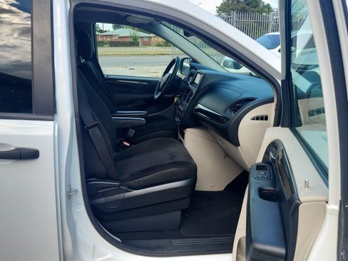 Used 2019 Dodge Grand Caravan SE FWD image 15