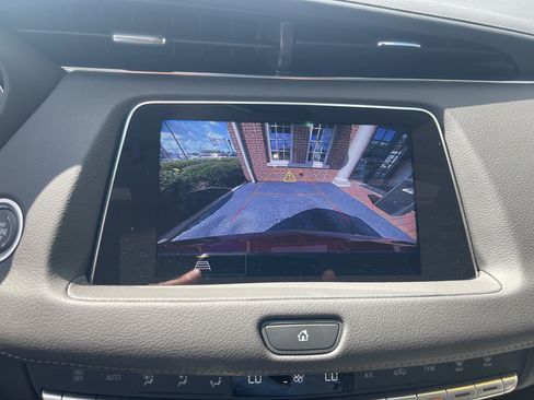 Used 2023 Cadillac XT4 Luxury w/ Cold Weather Package FWD image 18