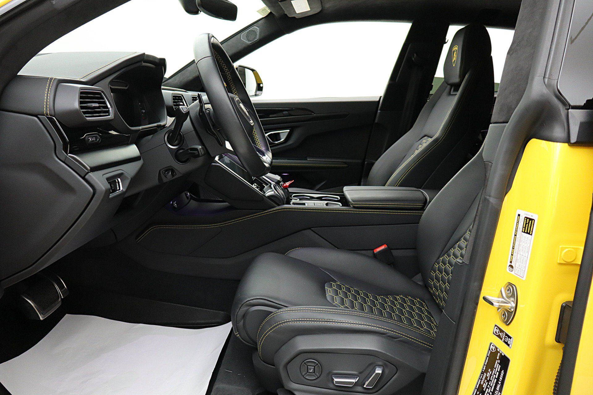 Used 2022 Lamborghini Urus AWD/4WD image 44