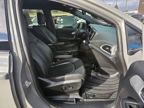 Used 2021 Chrysler Pacifica Touring-L w/ Uconnect Theater Family Group image 11