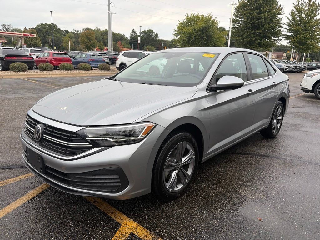 Used 2023 Volkswagen Jetta SE FWD image 4