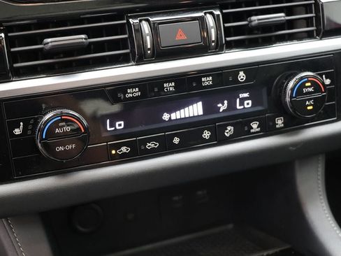 Used 2022 Nissan Pathfinder SL w/ SL Premium Package image 26