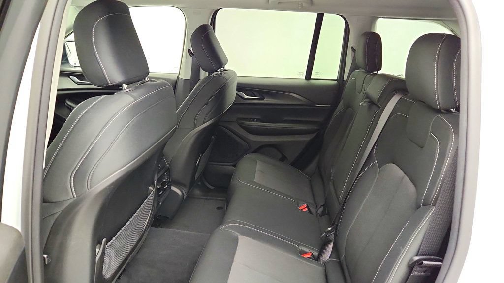 Used 2023 Jeep Grand Cherokee Laredo AWD/4WD image 19