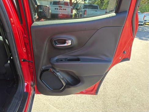 Used 2018 Jeep Renegade Altitude image 11