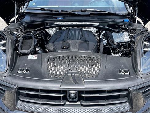 Certified 2024 Porsche Macan AWD/4WD image 23