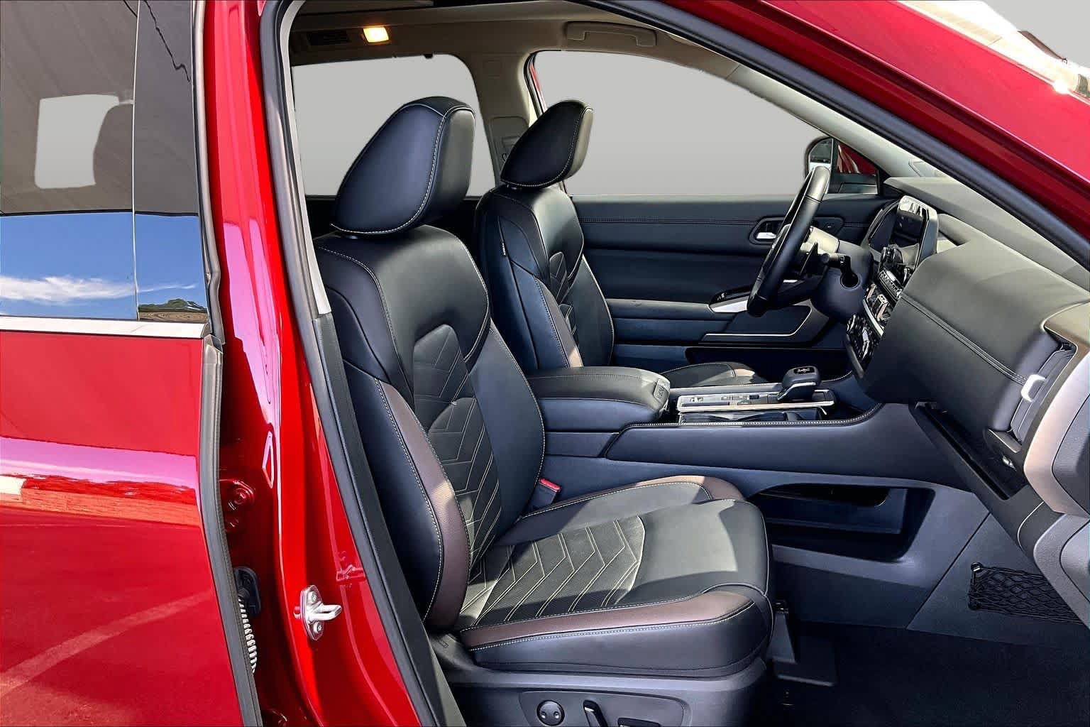 Certified 2025 Nissan Pathfinder Platinum FWD image 9