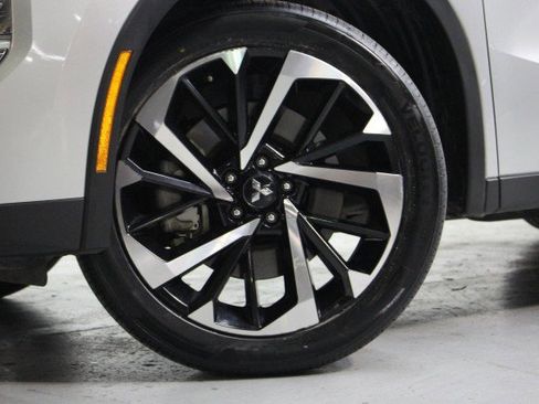 Used 2023 Mitsubishi Outlander SE image 3