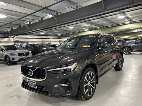 Certified 2022 Volvo XC60 B5 Momentum w/ Climate Package image 5