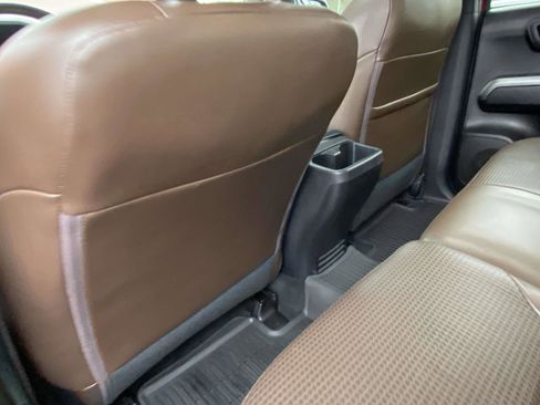 Used 2021 Toyota Tacoma Limited image 4