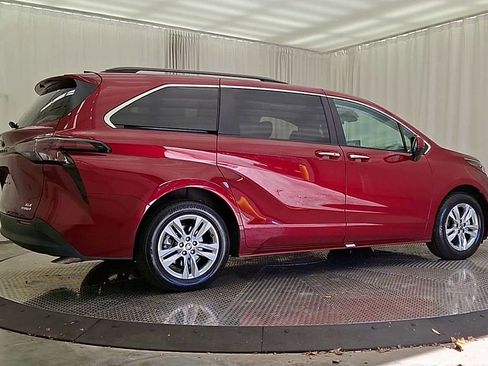 Certified 2024 Toyota Sienna XLE image 7