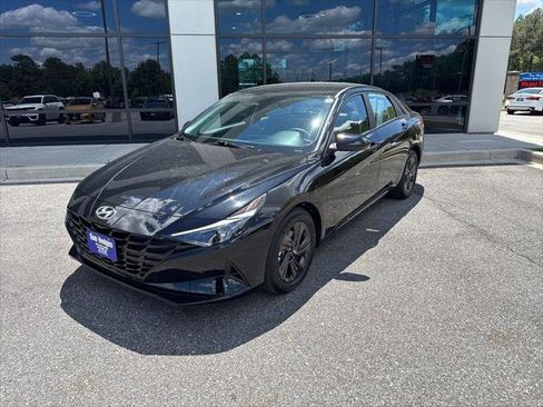 Used 2023 Hyundai Elantra SEL w/ Preferred Accessory Package FWD image 1