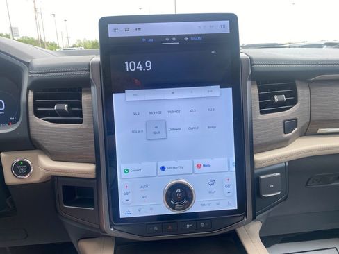 Used 2024 Ford Expedition Limited image 11