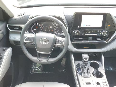 Used 2024 Toyota Highlander XLE FWD image 18