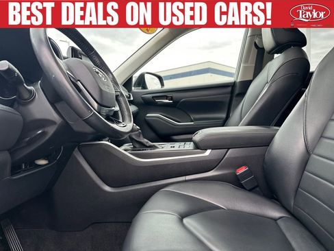 Used 2021 Toyota Highlander XLE AWD/4WD image 8
