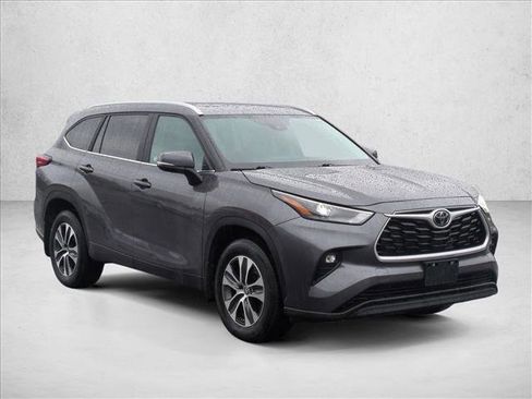 Used 2023 Toyota Highlander XLE image 3