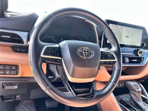 Used 2023 Toyota Highlander Platinum image 17