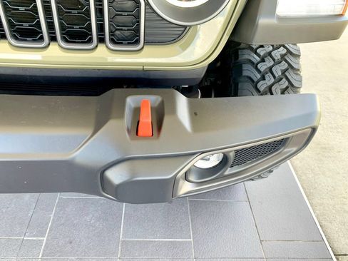 Used 2025 Jeep Gladiator Mojave w/ Convenience Group AWD/4WD image 48