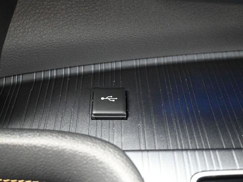 Used 2022 Toyota Sienna XLE Woodland Edition image 25