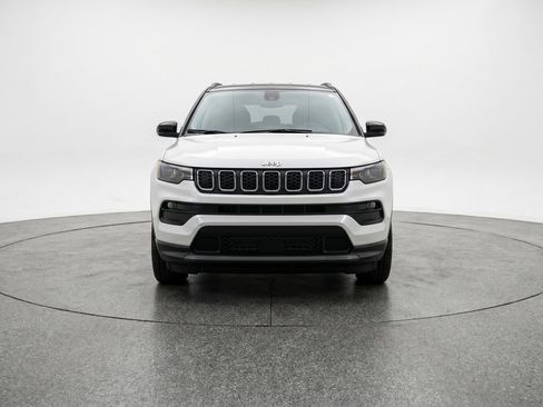 Used 2025 Jeep Compass Latitude AWD/4WD image 2