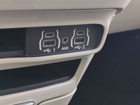 Used 2023 Chrysler Pacifica Touring-L image 21