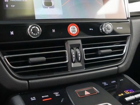 Certified 2025 Porsche Macan image 32