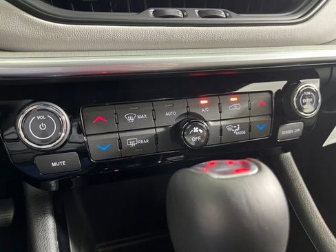 Used 2025 Jeep Compass Limited image 34