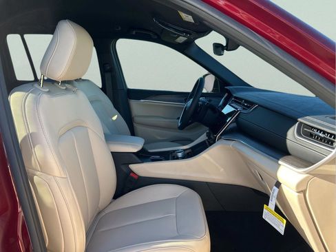 New 2025 Jeep Grand Cherokee Limited w/ Black Appearance Package image 29