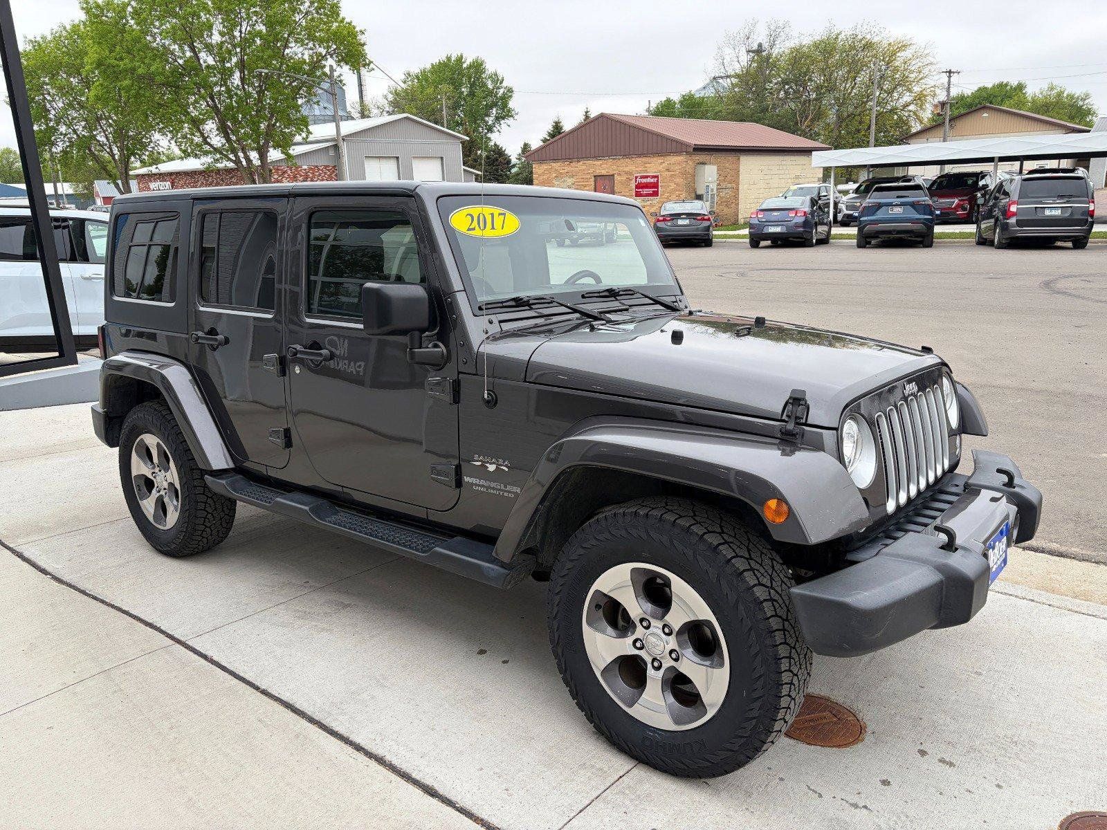 Used 2017 Jeep Wrangler Unlimited Sahara w/ Connectivity Group AWD/4WD image 6
